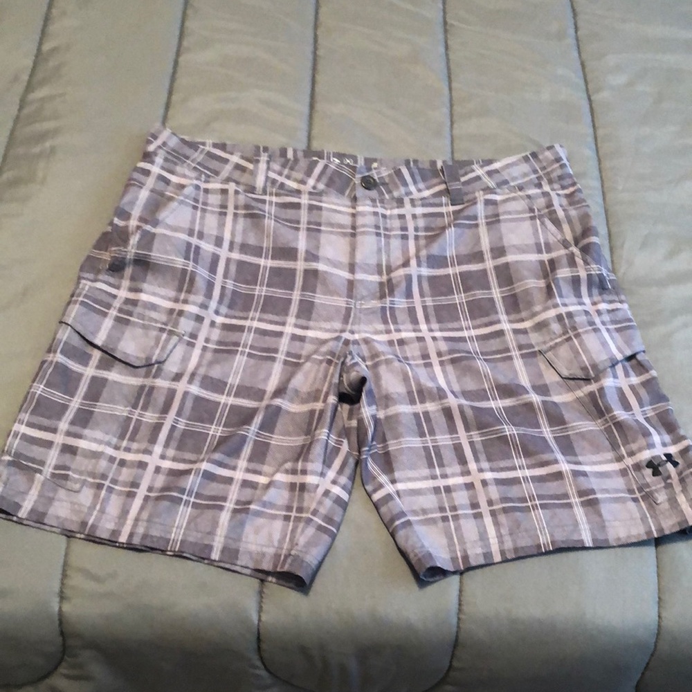 Underarmour cargo shorts size 42